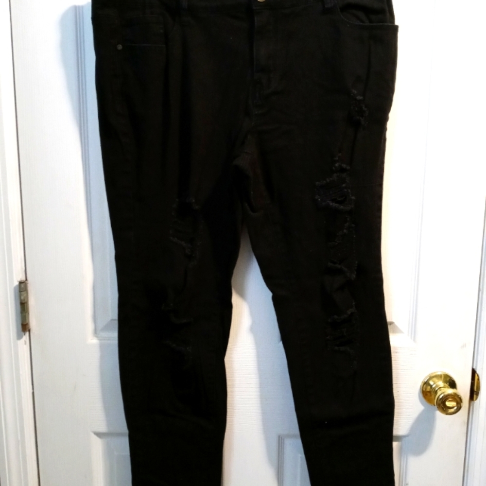 Skinny jeans with holes